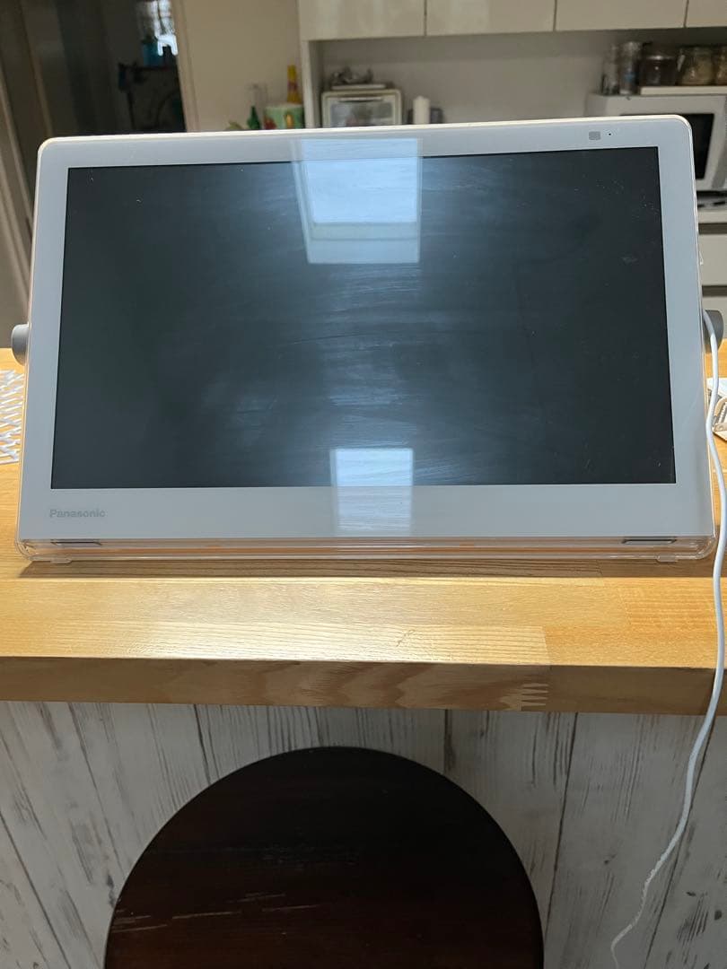 テレビ卓上型Panasonic VIERA15インチ白チューナー、ケーブル付き。