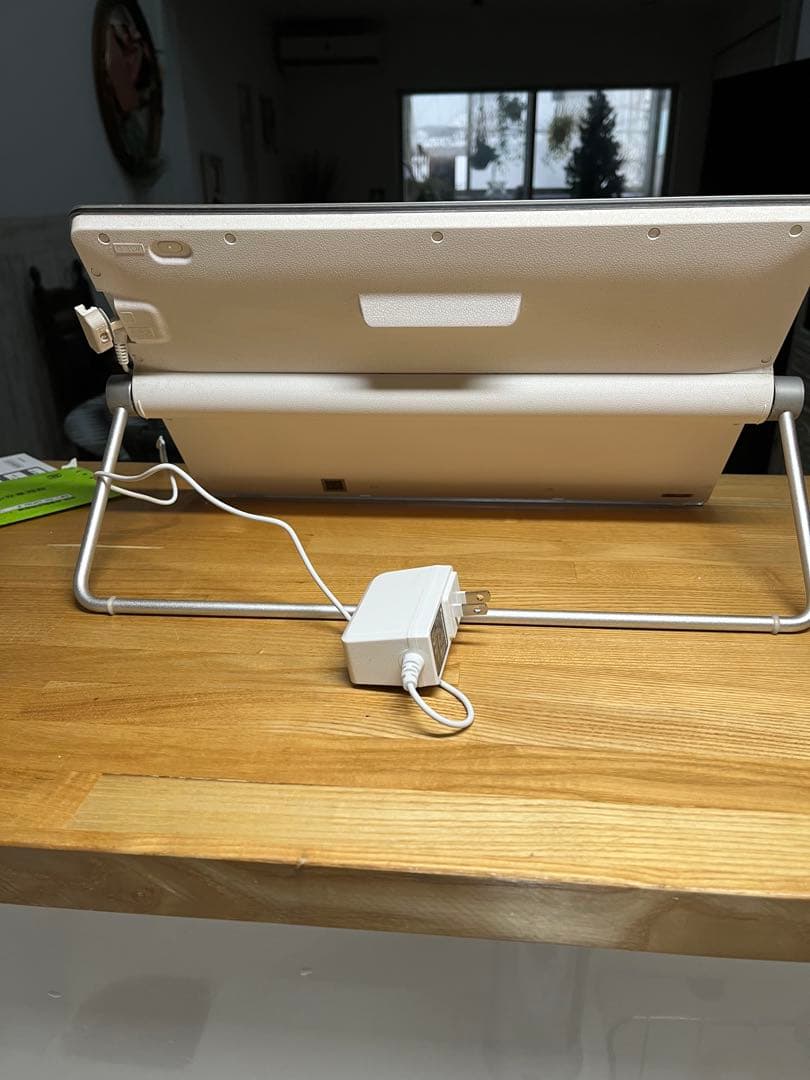 テレビ卓上型Panasonic VIERA15インチ白チューナー、ケーブル付き。