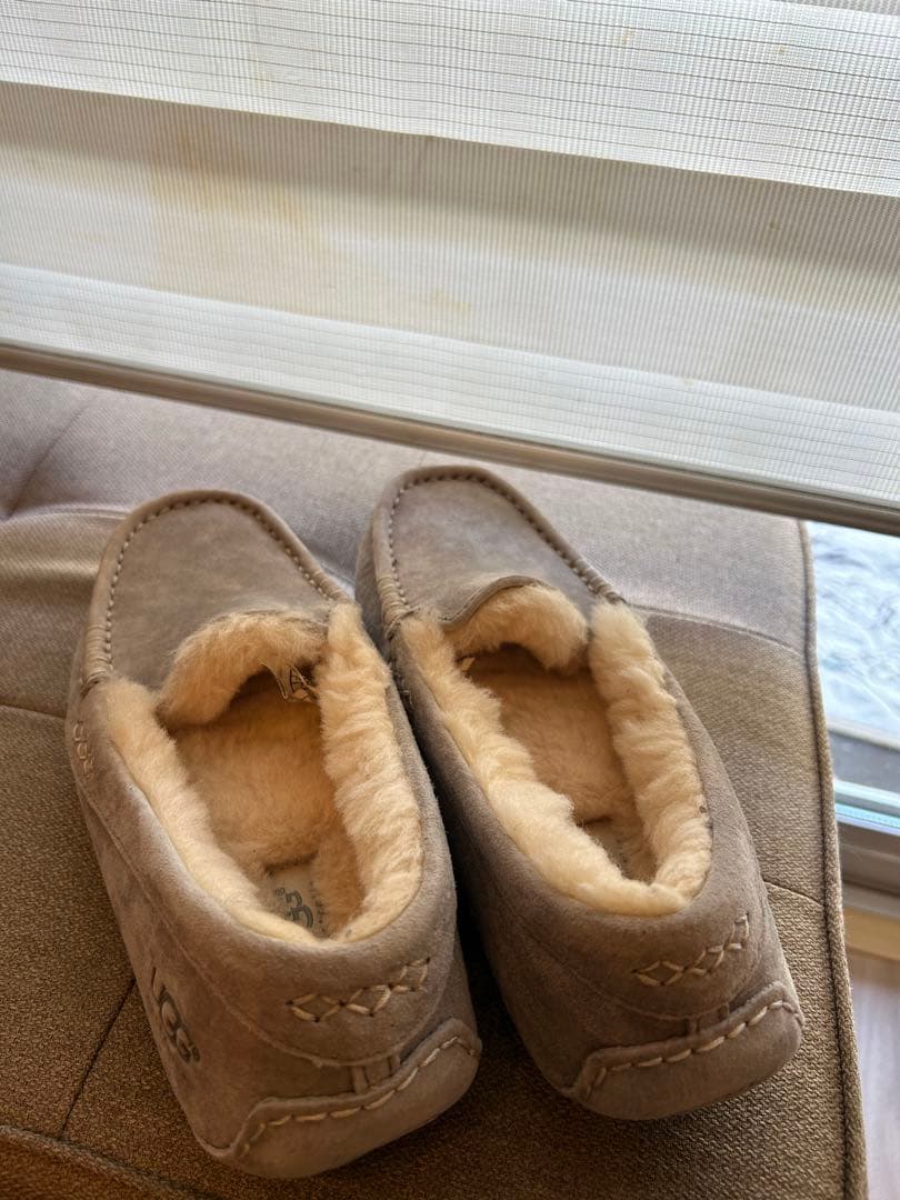 UGG グレー モカシン　新品